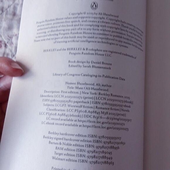 Mate / Ali Hazelwood Book - Picture 5 of 5